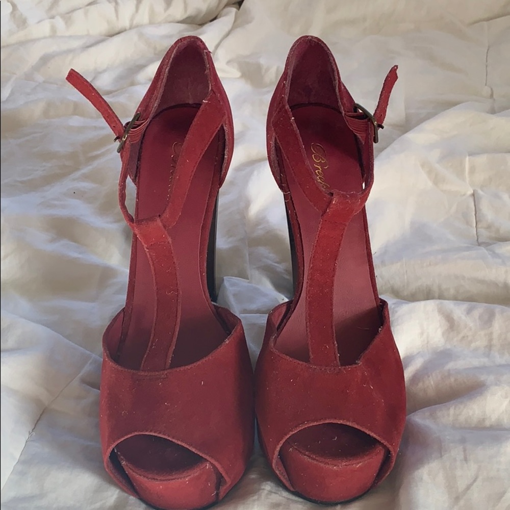 Burgundy high heels platform with straps. MEW